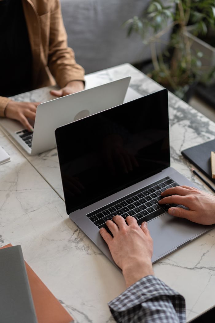 Structured e-invoicing on a laptop